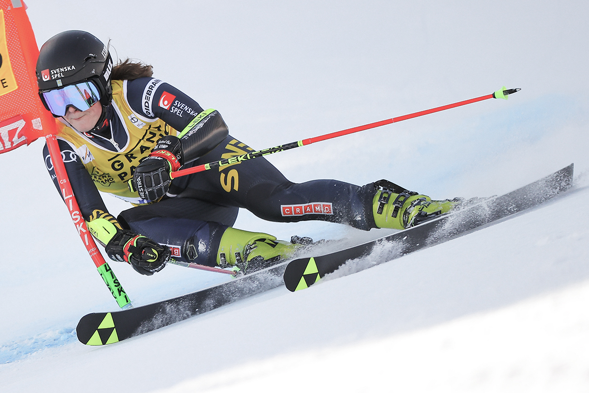 Lisa Nyberg åker storslalom i Kronplatz 2023. 