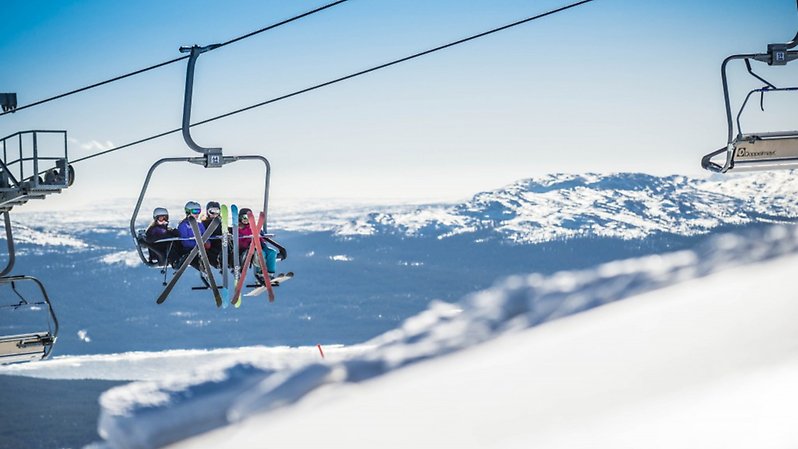 Hela Trillevallens skidanläggning, såväl byggnader som liftar, drivs sedan tidigare med förnybar el. Foto: Mats Lind.